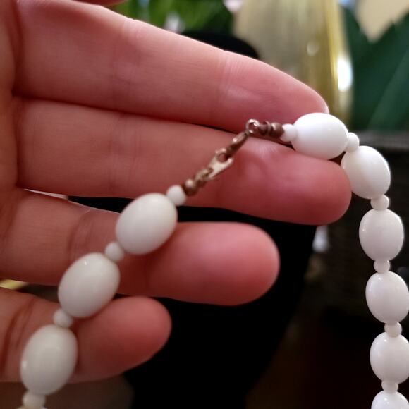 Vintage White Beaded Necklace with Oval Lucite Beads & Clasp Retro 1980s Jewelry - Picture 6 of 10